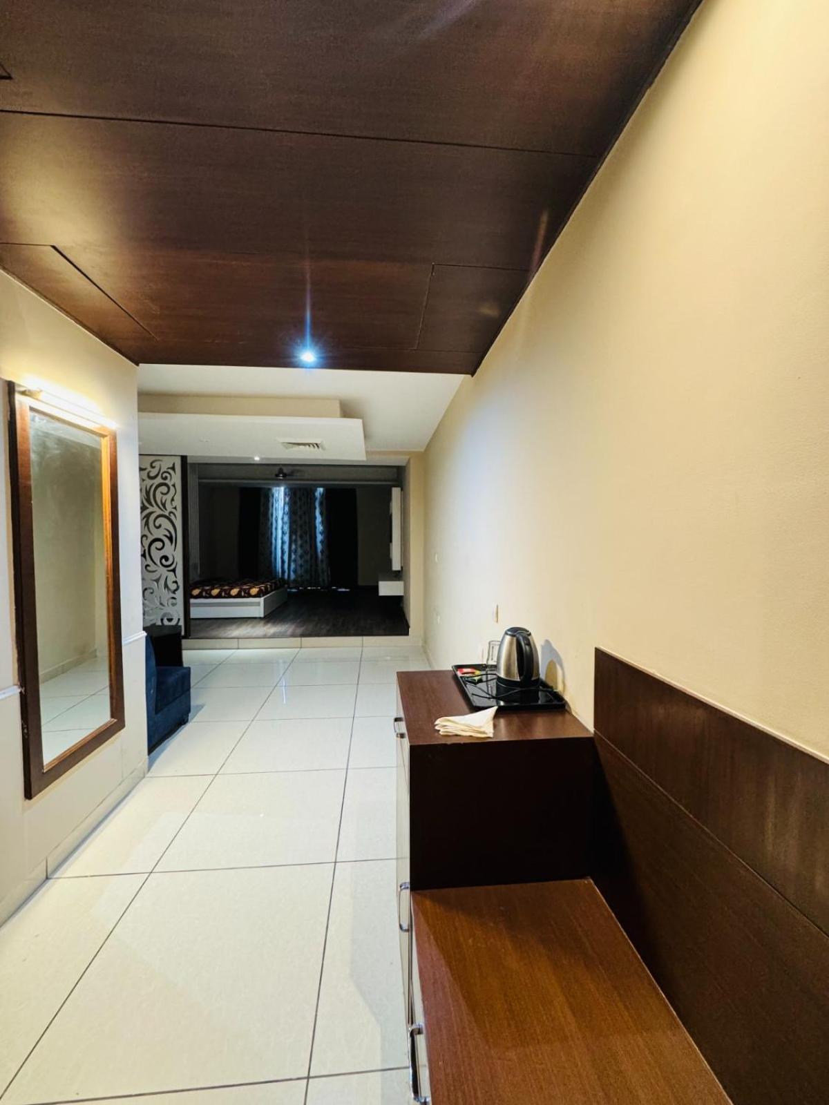The Pearl Hotel Sirsa Extérieur photo
